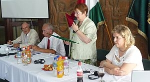 Magyar Anna, a DKMT soros elnÃ¶ke kÃ¶szÃ¶nti a tanÃ¡cskozÃ¡st  fotÃ³: ERIC